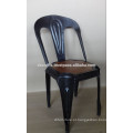 Cadeira de metal vintage, design antigo com assento de madeira